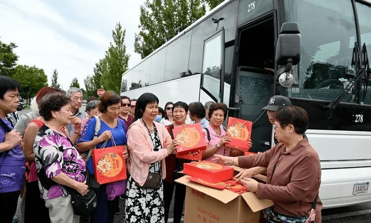 感人场面：五邑籍海外乡亲欢庆“双节”