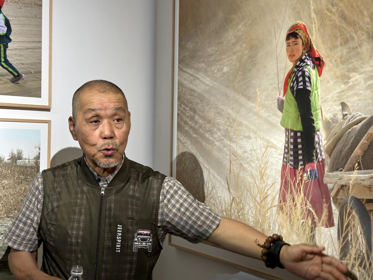 纪实摄影展还原感人“脱贫故事” ——摄影展《拾年——达里雅博依.沿河而徙 刘辉影像作品展》广东台山开幕-图片2