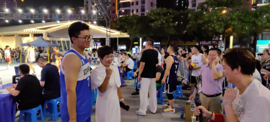 “苏超”点燃无锡嘉年华,“篮”动助推蠡湖夜经济 荣巷书社 2025年07月10日 16:59 江苏-图片5