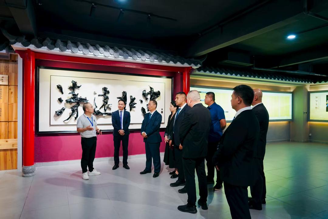斐济驻华大使李振凡一行访问清远