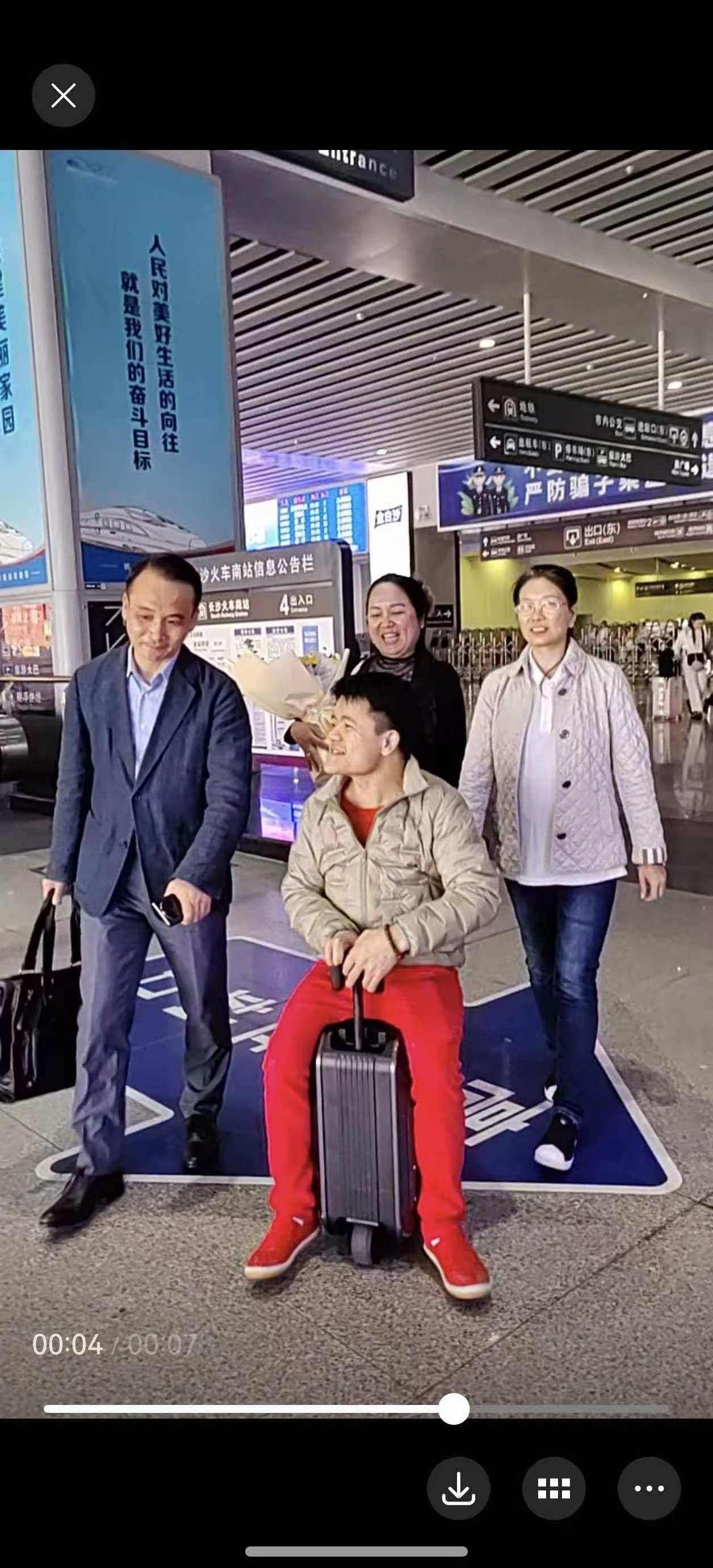 梁耀烽:苦难也有童话 十亿分之一的奇迹-图片6