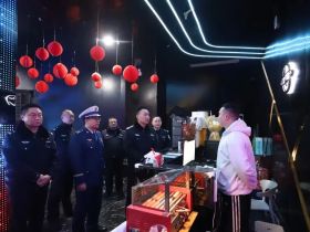 河南太康公安局长查场所：保商家安全经营 让群众平安过节