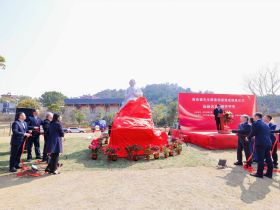 复旦大学福建校友会参加谢希德先生雕像捐建落成揭幕仪式