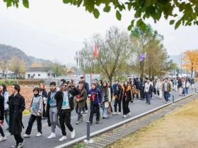 250名在浙留学生赴安吉观中国音乐节  浙音干武东书记宣布开幕