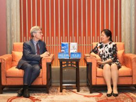 国承彦会见杰弗里·萨克斯一行