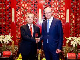 文国红主席与欧盟前主席，瑞典前首相，弗雷德里克·赖因费尔特举行重要会见