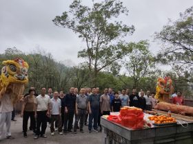 黄菊传薪火，颂歌献先贤——新会各界清明祭拜谭镳先生墓