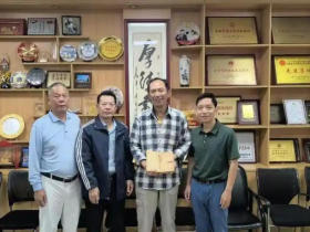 「桑梓情深」澳洲华人张江平向家乡江门捐赠珍贵侨史文物