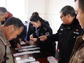 河南:周口公安主动服务送证上门 便民举措温暖寒冬