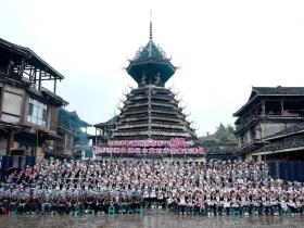 贵州从江:春季“村歌”唱响小黄侗寨 千人侗族大歌震撼上演